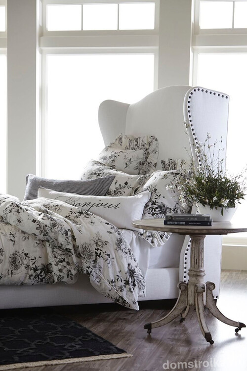 Необычная кровать белого цвета с высоким изголовьем для интерьера нежной спальни