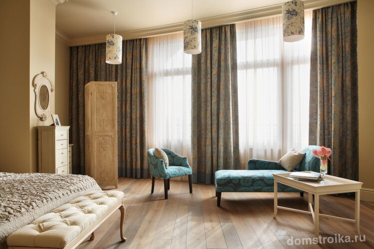 Цветочный принт на лампах, шторах и мягкой мебели в сочетании с натуральными материалами отделки комнаты и мебели