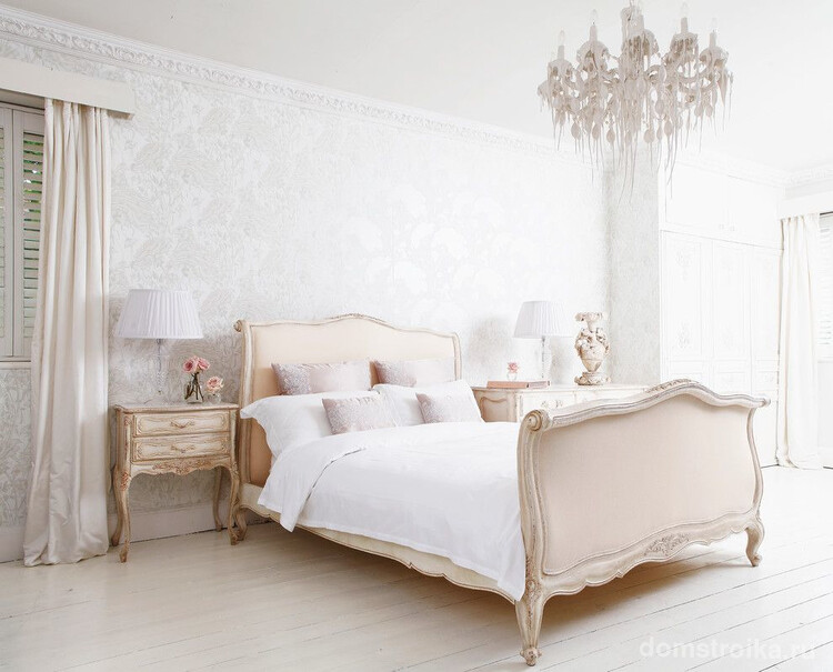 Традиционное освещение для спальни в стиле прованс – прикроватные лампы с текстильными абажурами и люстра в центре комнаты
