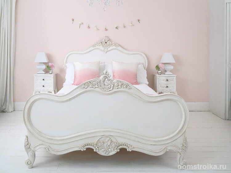 Белая спальня в стиле прованс с акцентами розового цвета: бледно-розовые обои, бело-розовый градиент на подушках, чайные розы