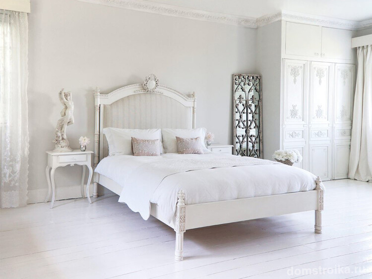 Высокий шкаф с резными узорами и традиционная средневековая французская кровать – ретро, нашедшее свое место в интерьере спальни в стиле прованс