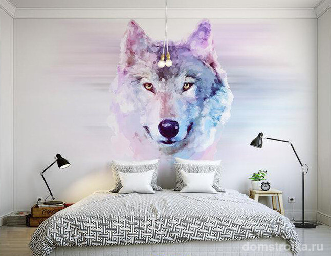 Светлая спальня с акцентом на стене: волк, нарисованный в современной технике графики