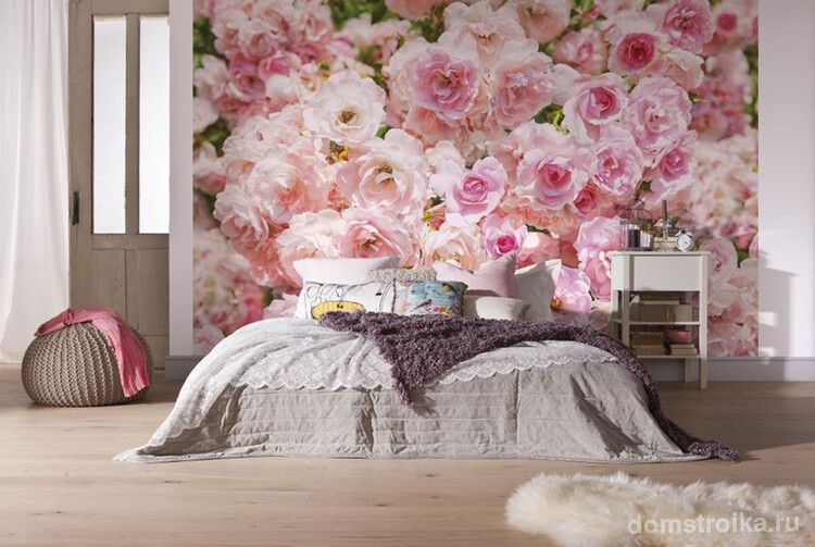 Виниловые нежно-розовые фотообои, играющие роль в зонировании комнаты