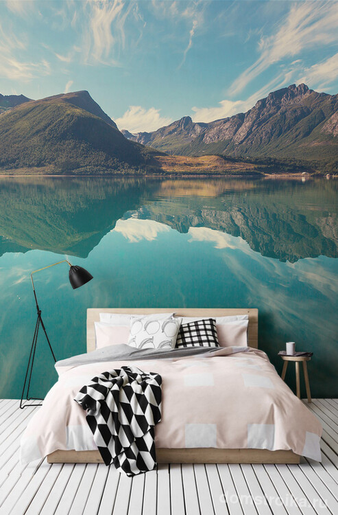 Горы и озеро: сочетание теплых и холодных оттенков в спальне