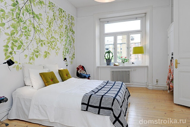 Белая спальня, оживленная свежими зелеными ветвями на фото