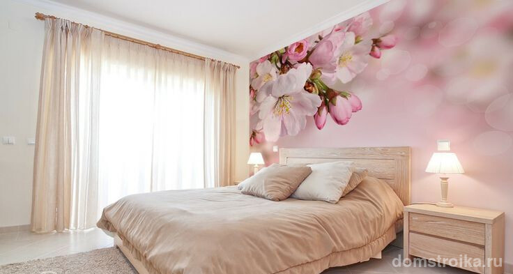 Фотообои с нежным цветением вишни в персиковой спальной