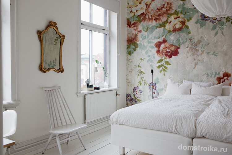 Викторианский цветочный сюжет на фотообоях в белой спальне