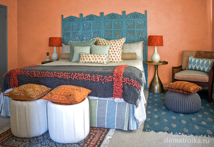 Стильная индийская спальня с покрывалом, вышитым фетровыми бусинами