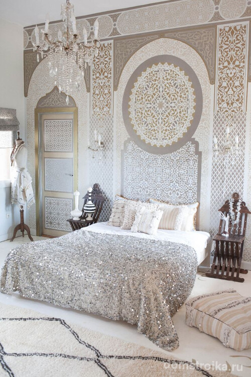 Роскошное покрывало с пайетками в марокканской спальне в жемчужных тонах