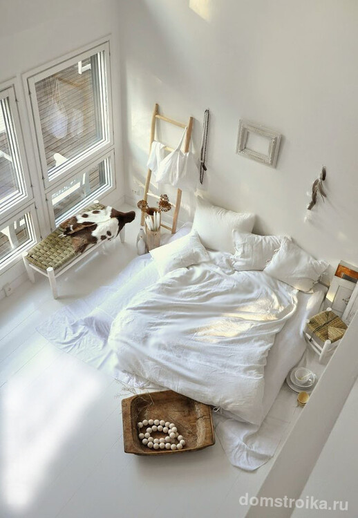 Этно - спальня в классическом белом цвете.