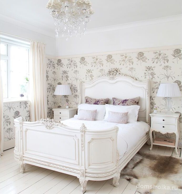Красивая деревянная резная кровать в белой спальне стиля прованс
