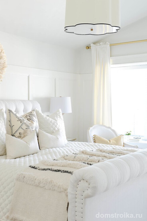 Большое количество белых подушек в белой спальне добавят еще больше мягкости и воздушности