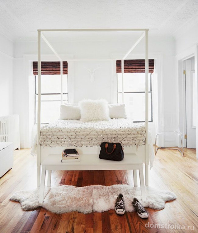 Светло-коричневый пол в белой спальне