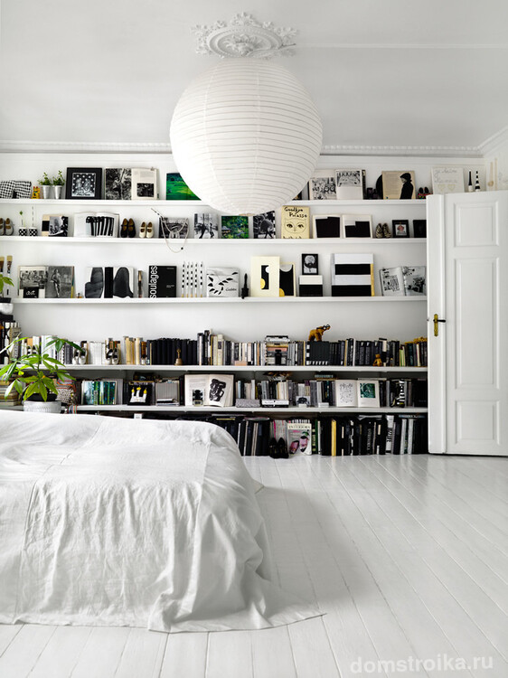 Роскошная скандинавская спальня с черными и зелеными элементами выглядит очень свежо и ярко