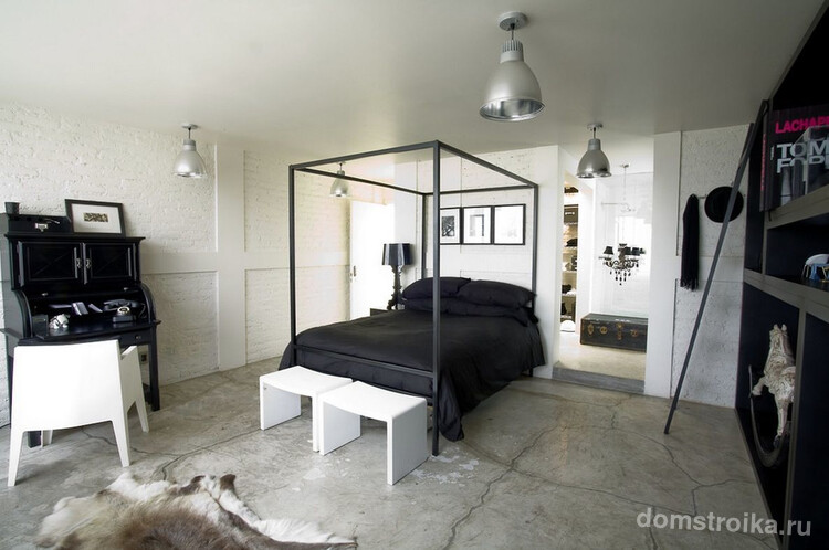Белая спальня в индустриальном стиле с черной кроватью