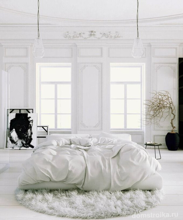 Модная белая спальня с классическим оформлением стен и наполнением в стиле хай-тек