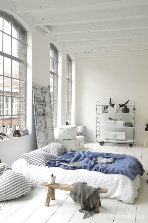 Белая спальня в индустриальном стиле выглядит достаточно творчески