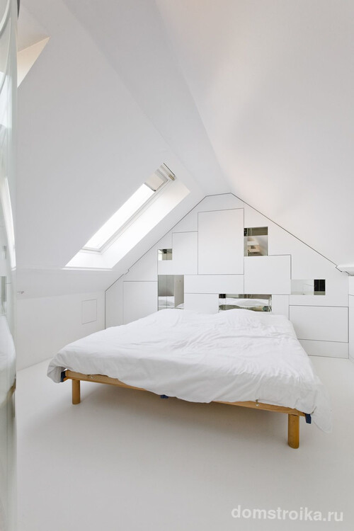 Белая мансардная спальня в минималистичном стиле