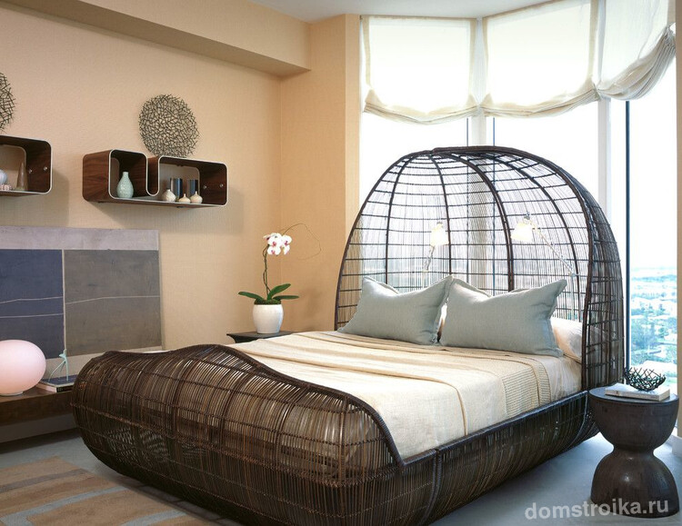 Необычная конструкция кровати делает комнату более интересной