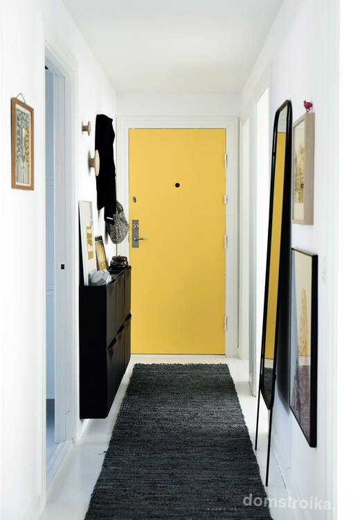 Желтая входная дверь придаст нотку свежести черно-белому интерьеру прихожей