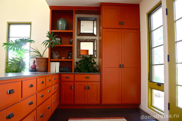 Ярко-оранжевый угловой шкаф для прихожей частного дома