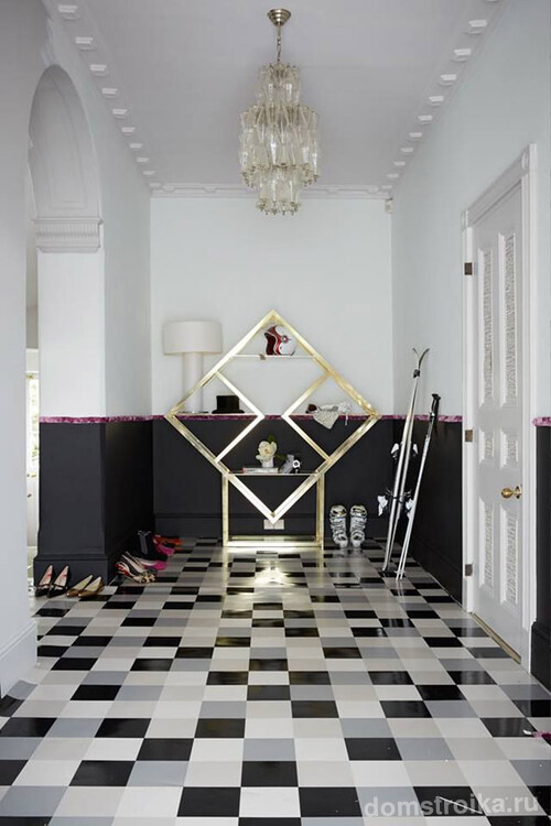 Контрастный щахматный пол из плитки в черно-белом холле