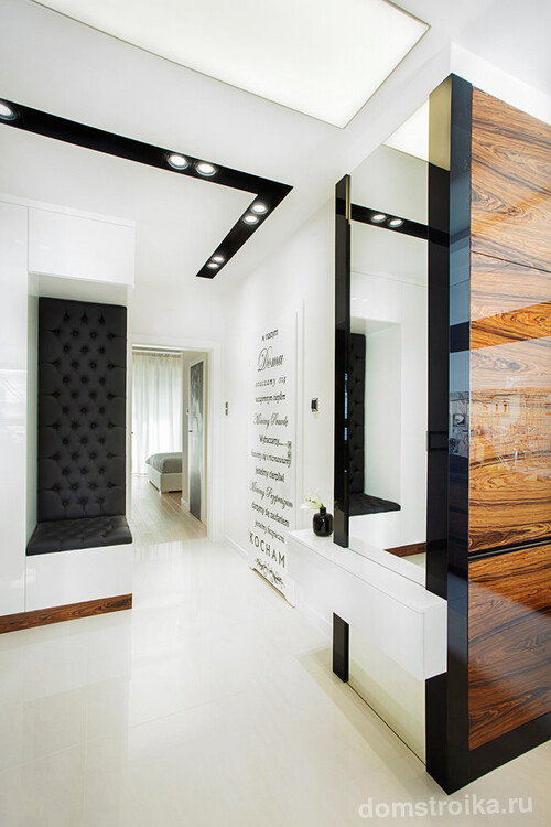 Красивый дизайн черно-белой прихожей с элементами стекла и дерева