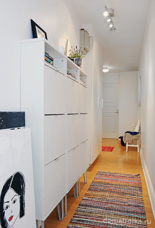 Маленький узкий коридор с практичным шкафом и в тон стенам и комфортной лавочкой для обувания
