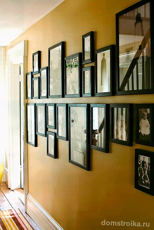 Домашнюю галерею с любимыми фото можно разместить на свободных стенах узкого коридора