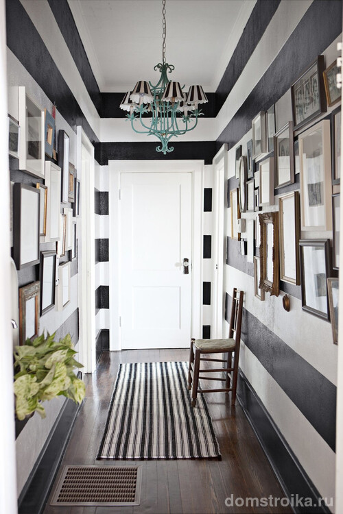 Оригинальное цветовое и орнаментальное решение визуально расширяет коридор, а светлый потолок создает чувство легкости