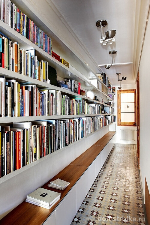 Свою личную библиотеку можно разместить прямо в коридоре, вы сэкономите пространство, не загромождая других комнать большими книжными шкафами и полками, а также выглядеть это будет очень эффектно