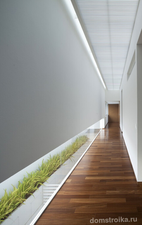 Решетчатое оформление потолка в минималистичном длинном коридоре