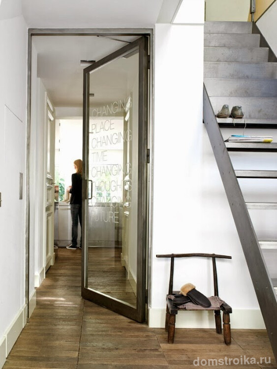 Стильная лестница цвета металлик в современном оформлении интерьера