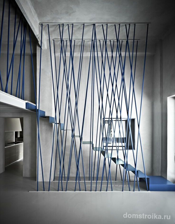 Идея для разделения прихожей и лестницы без утяжеления пространства: символическая перегородка из хаотично натянутых канатов