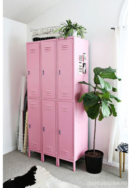 Непривычный розовый металлический шкаф в белом коридоре: скандинавский дизайн