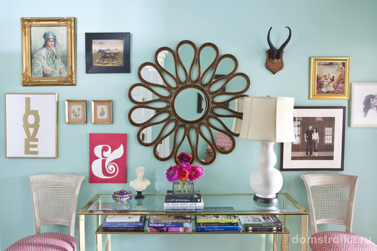 Яркий декор стены и удобный пристенный столик - лучшие украшения для гостеприимного дома