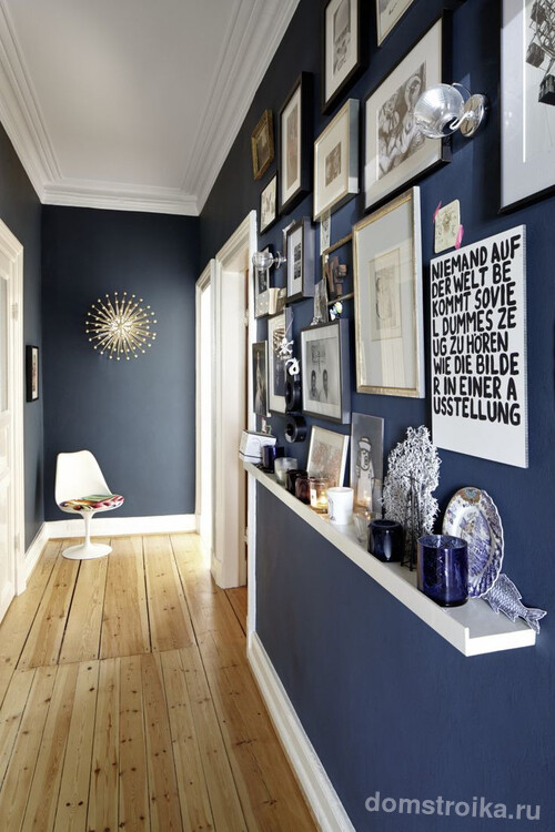 Насыщенный синий цвет на стенах хорошо смотрится со светлым полом
