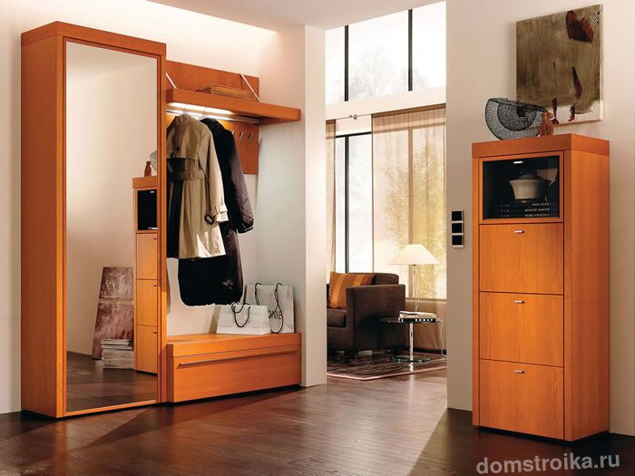 Один элемент мебели сочетает в себе сразу несколько: дверь шкафа служит и зеркалом, тумба для обуви - сиденьем, вешалка - еще и полочкой