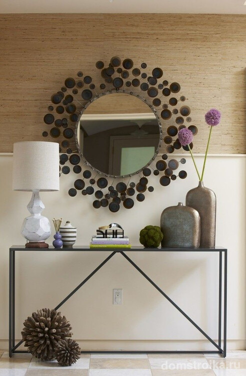 Круглое зеркало с декоративной рамой