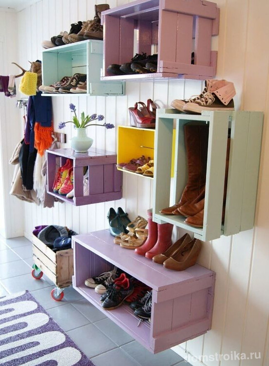 Деревянные ящики на стене - отличная идея для самодельной обувницы