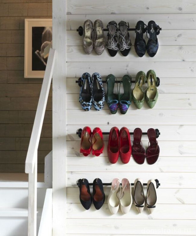 Обувь на каблукае можно хранить на стене - на закрепленных металлических прутьях