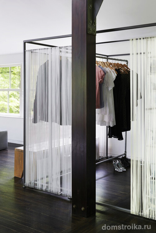Нитяные шторы и сварной каркас - отличная идея мобильной гардеробной в любом месте спальни или однокомнатной квартиры