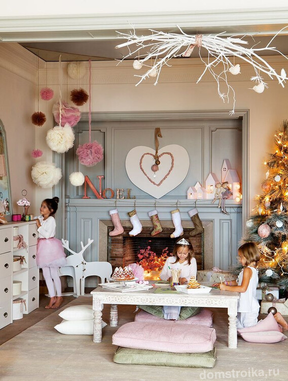 Большая детская комната украшенная новогодними декорациями