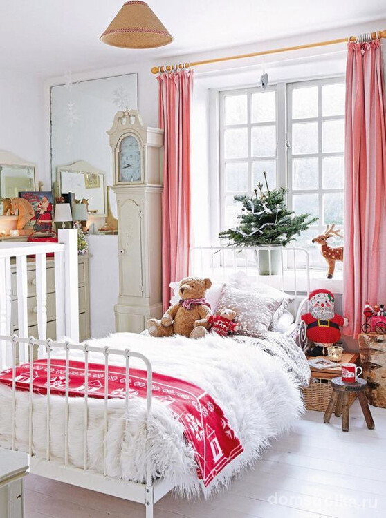 Маленький Дед Мороз у кроватки придаст новогоднего настроения малышу