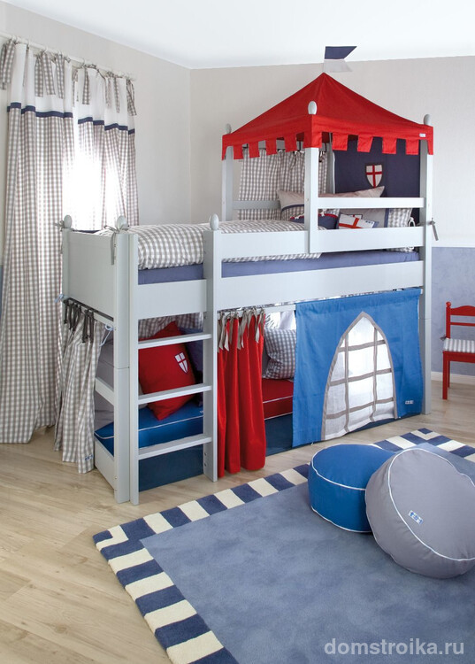 Балдахин, закрепленный на стенках кровати - маленький рыцарский замок в детской
