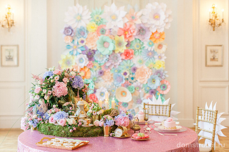 Цветочное изобилие в интерьере комнаты для празднования дня рождения