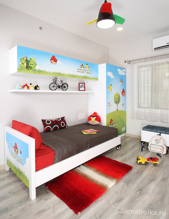 Черная люстра с яркими деталями красного, желтого и зеленого цвета в интерьере детской комнаты