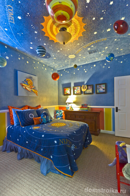 Стилизованная детская комната с люстрами в форме планет
