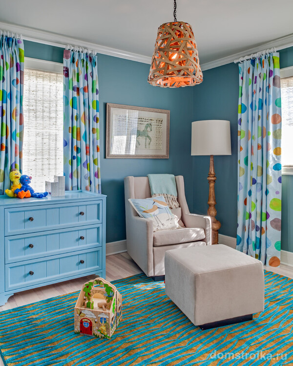 Креативная люстра в эко-стиле в голубой детской комнате
