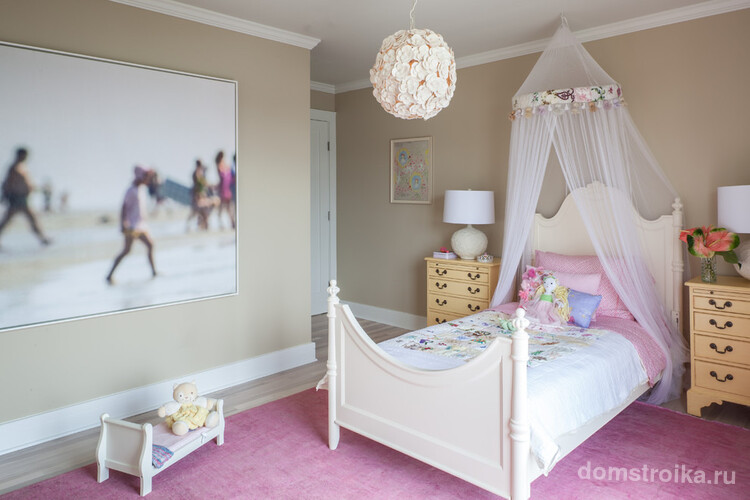 Для детской комнаты девочки лучше выбрать круглую белую люстру с множеством цветов